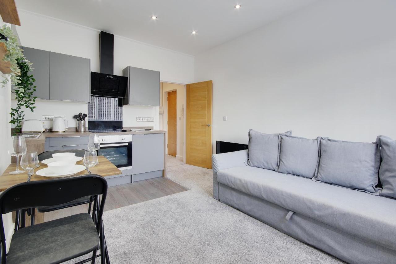 279 Ashley Road * Пул